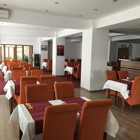 Hotel Отопени Екстериор снимка