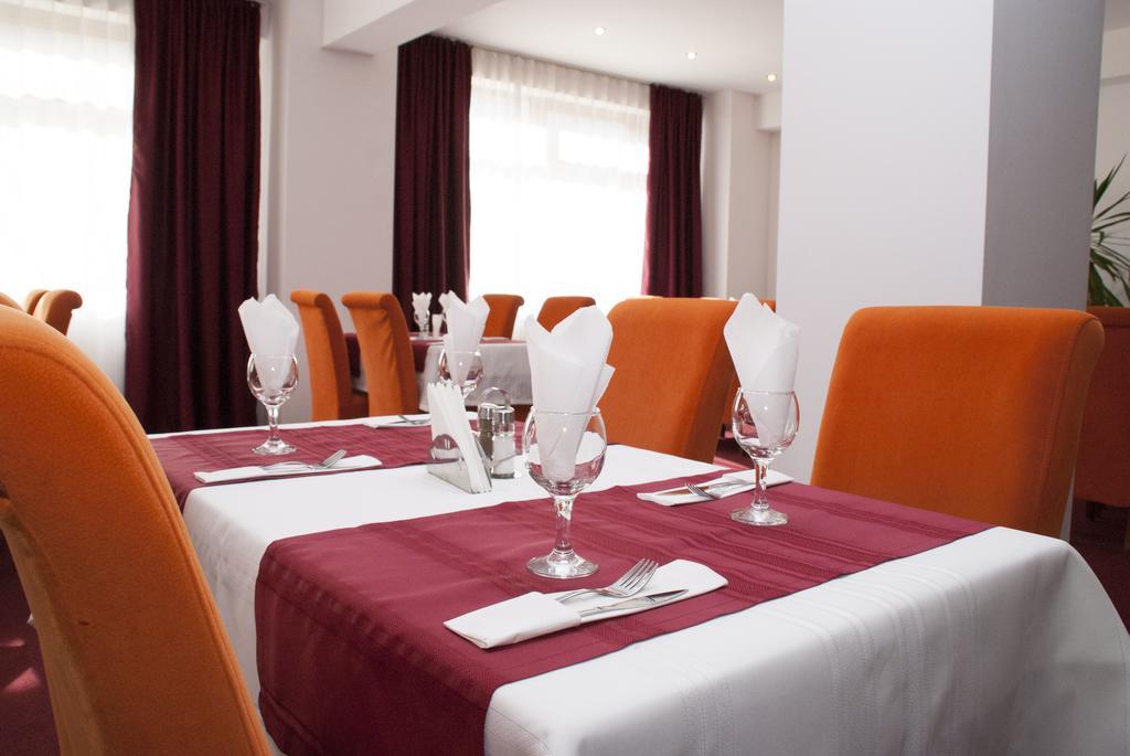 Hotel Отопени Екстериор снимка