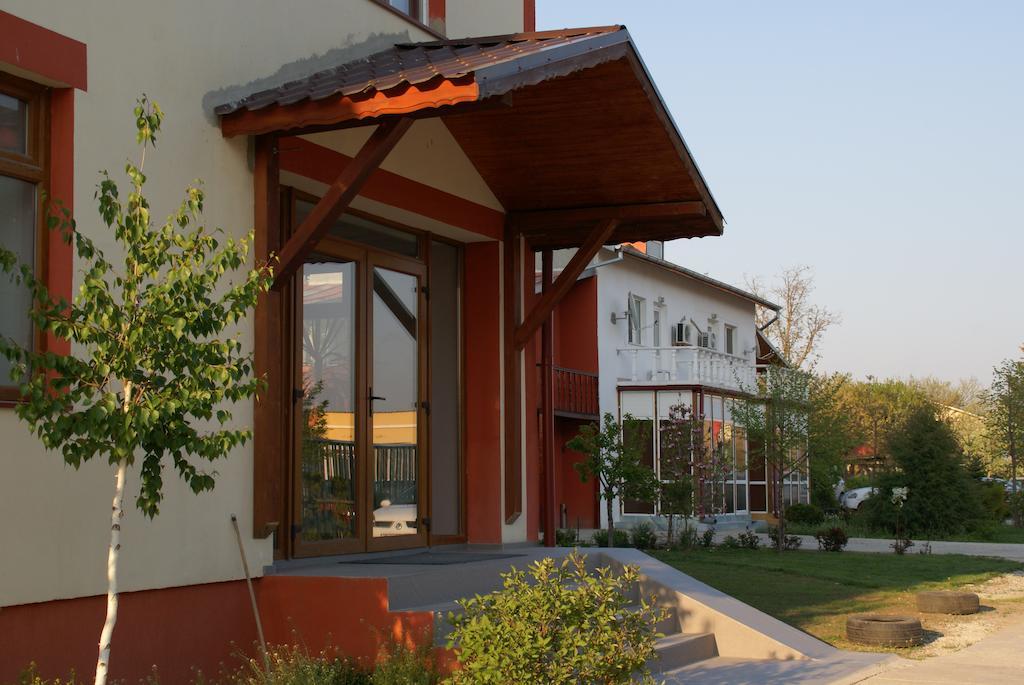 Hotel Отопени Екстериор снимка