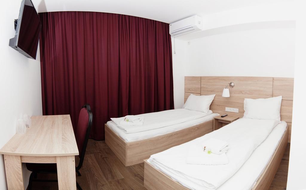 Hotel Отопени Екстериор снимка