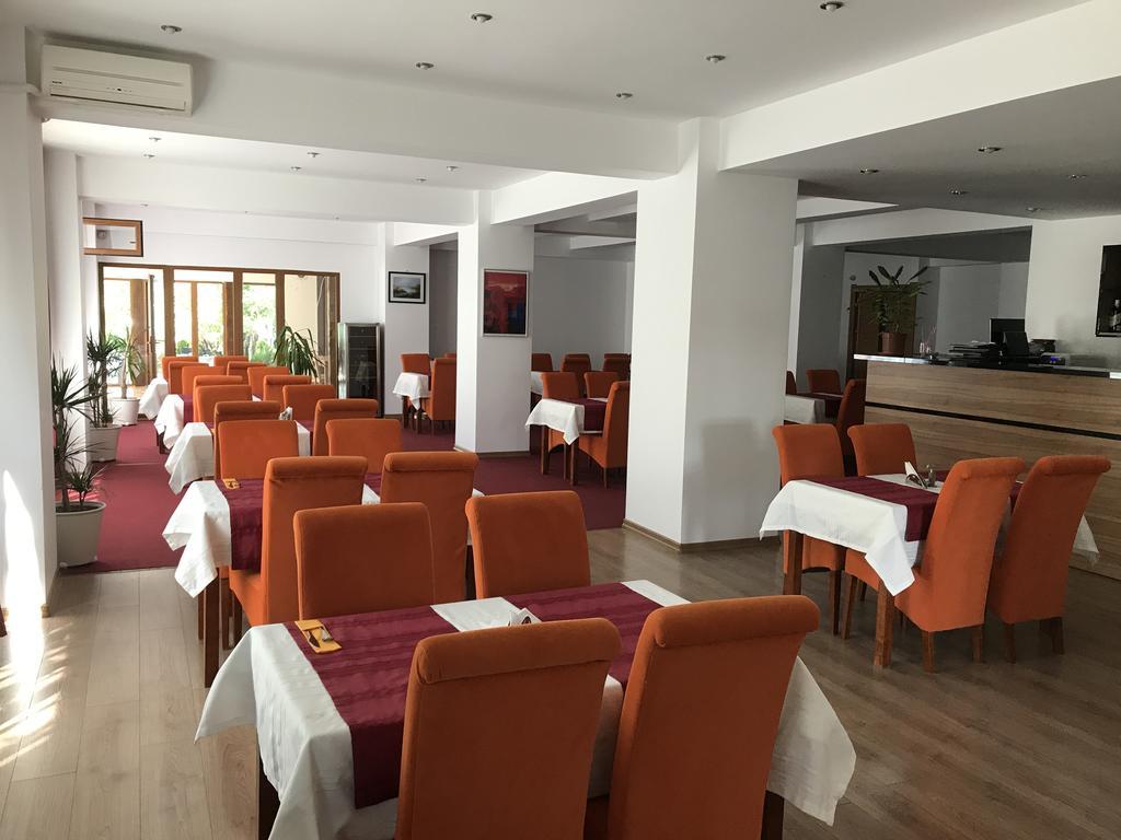 Hotel Отопени Екстериор снимка